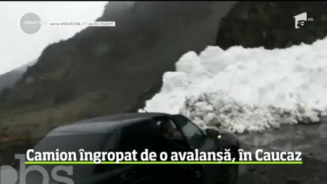 Camion îngropat de o avalanșă, în Caucaz