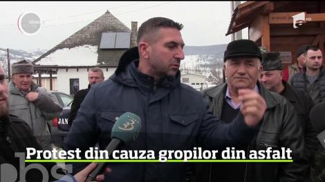 Locuitorii unei comune din judeţul Cluj încheie anul cu un protest. Îi scoate în stradă un drum judeţean care arată ca după bombardament