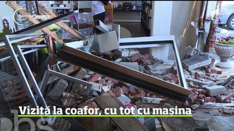 Intrare în forţă a unei doamne într-un salon de coafură din Statele Unite, unde o clientă a intrat în clădire cu maşină cu tot