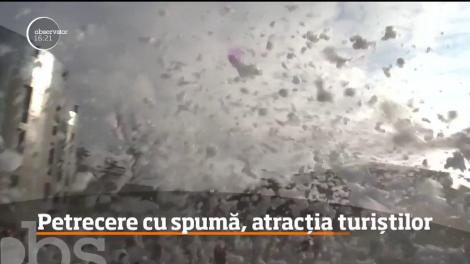 Petrecerea cu spumă de la Băile Felix, atracția turiștilor