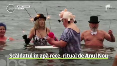 Scăldatul în apă rece, ritual de Anul Nou