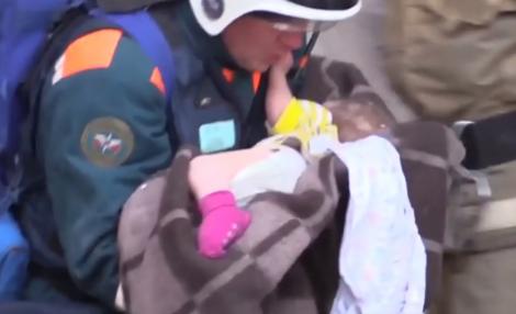 Fără cuvinte! Un bebeluş a fost găsit în viaţă după 35 de ore petrecute sub dărâmăturile blocului prăbuşit în Rusia