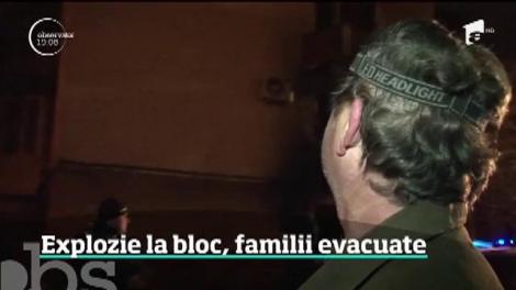 Momente de panică pentru zeci de familii din Târgu Mureş. Un apartament din blocul în care locuiau a explodat, iar deflagraţia a fost urmată de incendiu