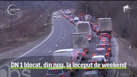 Teoretic, s-a încheiat vacanţa de sărbători. Practic, drumurile spre staţiunile de la munte sunt la fel de pline, iar traficul - la fel de haotic