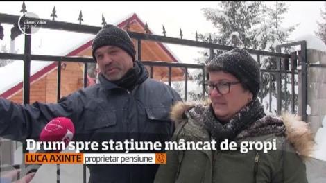 Drum spre stațiune mâncat de gropi