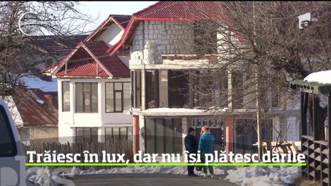 Au case impunătoare şi maşini luxoase, dar nu îşi plătesc taxele la stat