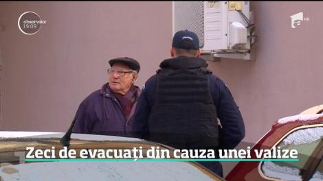 Panică la Piteşti din cauza unui geamantan abandonat. Două blocuri au fost evacuate şi 60 de oameni au stat în ger mai bine de două ore din cauza bagajului suspect