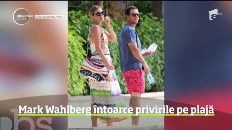 Mark Wahlberg întoarce privirile pe plajă
