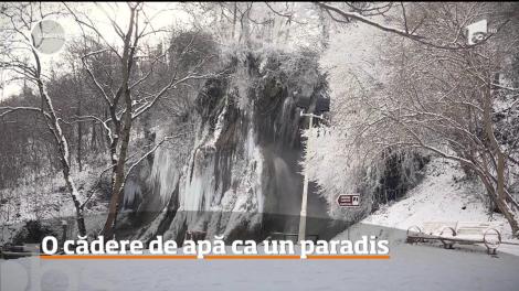 Cascada Clocota din județul Hunedoara îşi păstrează frumuseţea indiferent de anotimp şi asta pentru că nu îngheaţă niciodată
