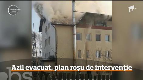 60 de bătrâni au fost evacuaţi de urgenţă în Suceava, după ce acoperişul azilului în care stăteau a luat foc