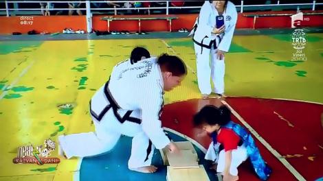 Smiley News. Are tată o fetiță karatistă foc. Cum încearcă un copil să spargă cu piciorul un placaj