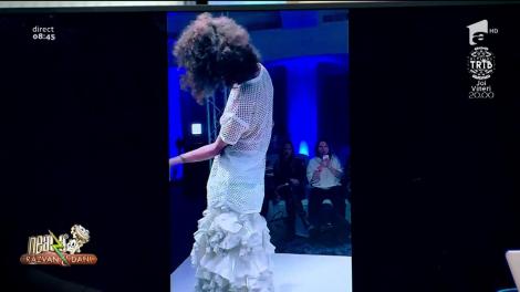 Smiley News. Cea mai șocantă prezentare de modă din Londra