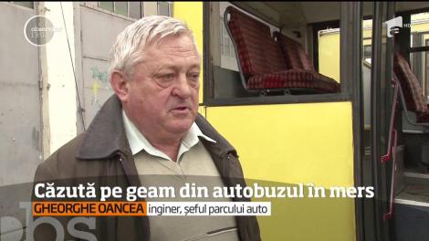 O tânără de 17 ani, din Ploieşti, a căzut pe geamul unui autobuz, în timp ce mijlocul de transport public se afla în mers