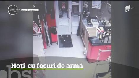 Hoţi prinşi cu focuri de armă, după ce au spart un supermarket, în judeţul Timiş