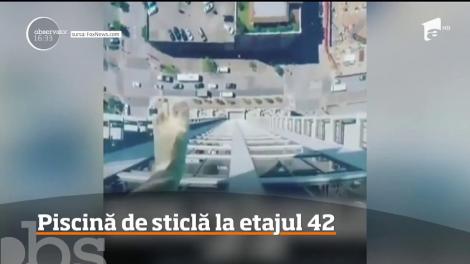 Piscină de sticlă la etajul 42