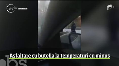 În ciuda gerului de afară, o echipă de muncitori din Brăila se încăpăţânează să asfalteze gropile