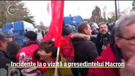 Confruntări între forţele de ordine şi un grup de protestatari, în timpul primei deplasări oficiale din acest an a preşedintelui Emmanuel Macron
