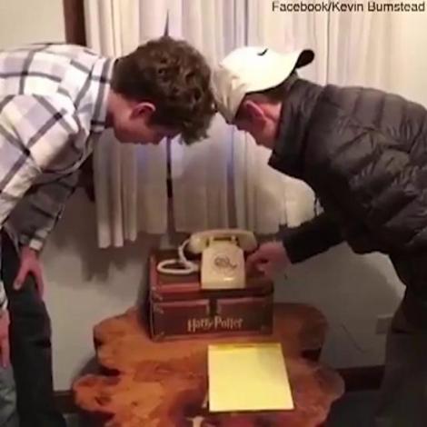 VIDEO! Doi tineri nu au știut cum să folosească celebrul telefon cu disc! Experimentul s-a terminat... „tragic”!