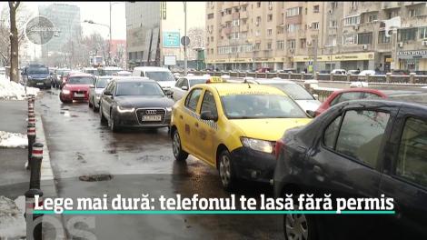 Lege mai aspră pentru cei care folosesc telefonul la volan. Live-ul pe Facebook va aduce amenzi uriaşe şi i-ar putea lăsa pe şoferi fără permis
