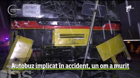Accident violent în judeţul Braşov, pe DN 1, între un autoturism şi un autobuz plin cu pasageri