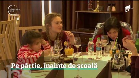 Elevii se distrează pe pârtii, înainte de a începe școala