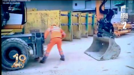 Exces de zel pe șantier, nu glumă! Un muncitor ridică un excavator ca să dea cu mătura sub el! (VIDEO)