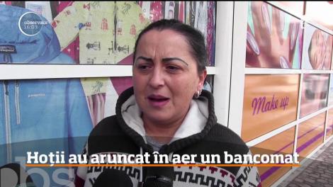 Doi hoţi au aruncat în aer un bancomat din Arad şi au fugit cu trei casete cu bani