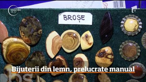 Un bărbat din judeţul Cluj a renunţat la serviciul lui sigur, dar foarte obositor, ca să creeze bijuterii din lemn