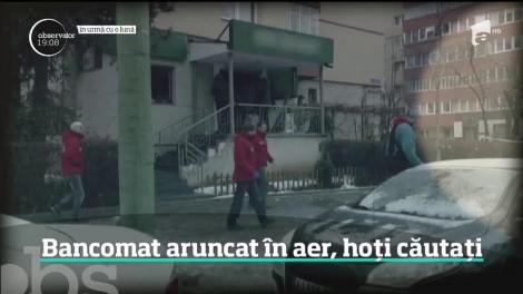 Doi hoţi au aruncat în aer un bancomat din Arad şi au fugit cu trei casete cu bani
