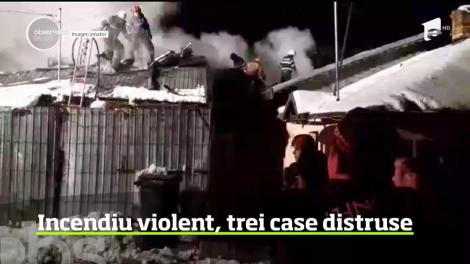 Un incendiu puternic a făcut ravagii în Ploieşti. Trei case au ars în totalitate pe o suprafaţă de aproximativ 120 de metri pătraţi