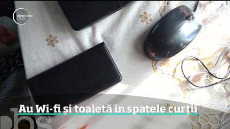 Au toaletă în curte, dar sunt conectaţi la Internet prin Wi-Fi. Se întâmplă în Botoșani