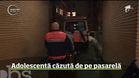 O adolescentă de 17 ani se zbate între viaţă şi moarte după ce a căzut în gol de pe o pasarelă pietonală aflată în gara din localitatea hunedoreană Simeria