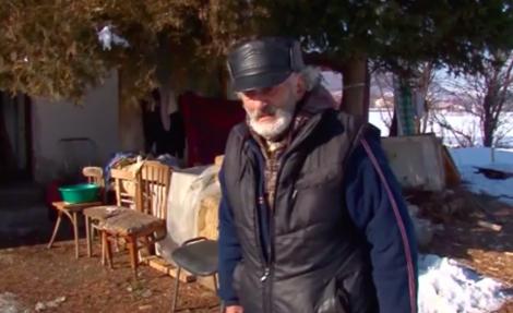 Un jandarm din Curtea de Argeş a devenit un adevărat înger păzitor pentru un bătrânel al nimănui