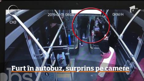 Un tânăr, surprins de camerele de supraveghere dintr-un autobuz, în timp ce fura un portofel! 
