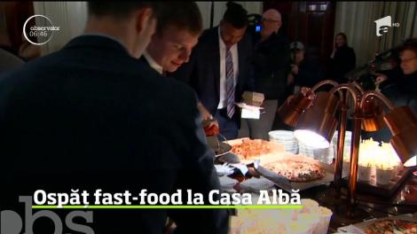 În plin blocaj bugetar, Donald Trump s-a adaptat situaţiei şi şi-a primit invitaţii la Casa Albă cu preparate de la fast-food