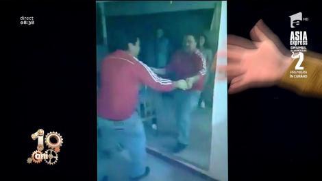 Smiley News. Dansatorul care dansează cu reflexia lui din oglindă