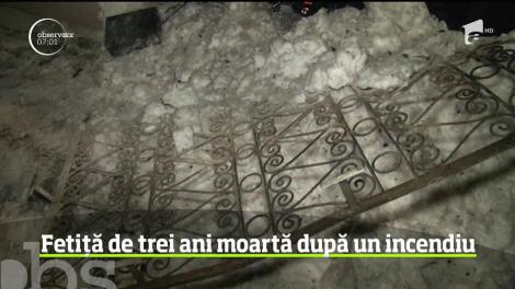 Tragedie pentru o familie din Bacău. Doi copii, o fetiţă de 3 ani şi un baieţel de doi s-au intoxicat cu fum în urma unui incendiu produs în apartamentul în care locuiau