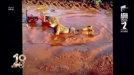 Smiley News. O baltă plină cu nămoi, bucuria unui copil