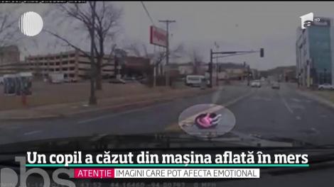 Accident cumplit pe o şosea din Statele Unite. O fetiţă de doi ani a căzut din maşina părinţilor săi cu tot cu scaunul special în care se afla