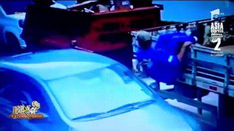 Smiley News. Gest nobil. Cum a fost salvat un meseriaș de un șofer