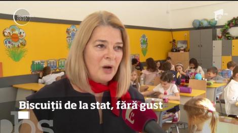 Copiii măn&acirc;ncă gustările oferite la școală doar de foame! Biscuiţii sunt tari şi săraţi, iar cornul nu are niciun gust