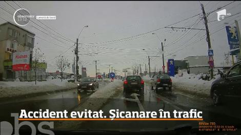 Un accident rutier evitat la milimetru s-a lăsat cu o şicanare în trafic pe străzile din Baia Mare