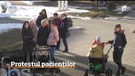 Zeci de persoane s-au adunat, ieri, în faţa Prefecturii din Rm. Vâlcea, în semn de protest faţă de angajaţii Spitalului Judeţean!