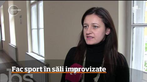 Zeci de elevi îşi ţin orele de educaţie fizică în foste săli de clasă, golite de bănci