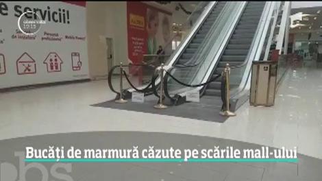 Pericol uriaş &icirc;ntr-un mall din Bucureşti - plăci de marmură s-au desprins de pe un st&acirc;lp şi au căzut pe scara rulantă