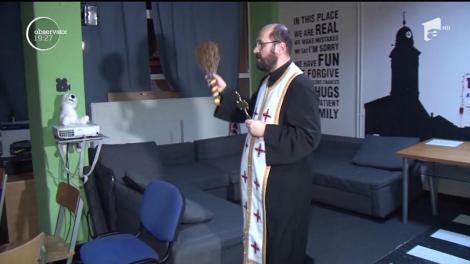 Studenţii trec mai uşor peste sesiune cu busuioc şi agheasmă. &Icirc;n Baia Mare, preoţii le-au sfinţit căminele