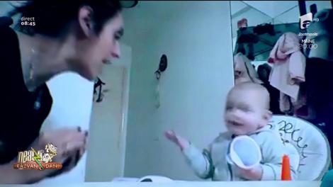 Smiley News. Ce se întâmplă când o mamă încearcă să-i dea iaurt unui copil mic