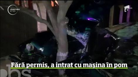 Doi tineri au scăpat ca prin minune, după ce au intrat cu maşina &icirc;ntr-un pom