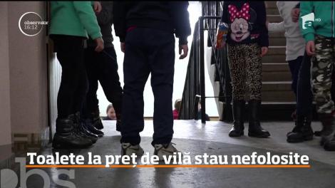 Caz revoltător într-o școală din Botoșani! Au dat 80.000 de euro pe toalete noi, dar elevii nu au voie să le folosească
