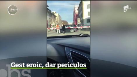 Imagini şocante surprinse în Elveţia. Un bărbat a fost la un pas de moarte, după ce a încercat să mute maşina unei femei, care oprise fix pe calea ferată
